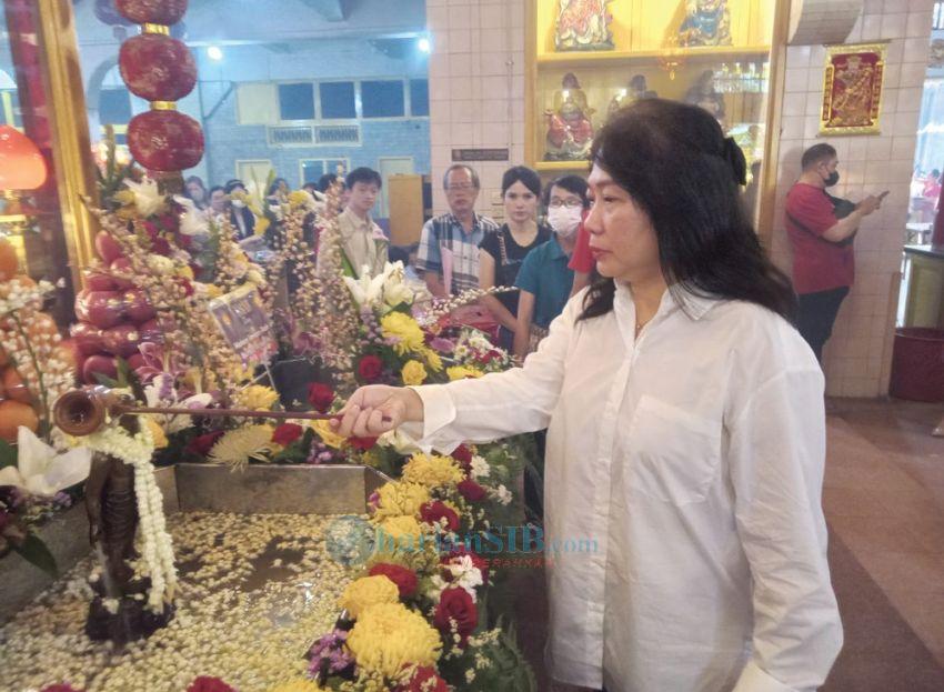 Memandikan Rupang Warnai Sembahyang Waisak di Vihara Kuan Te Kong