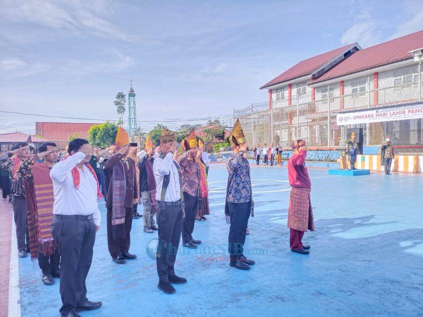 Peserta Upacara Hari Lahir Pancasila di Lapas Narkotika Pematangsiantar Kenakan Pakaian Adat