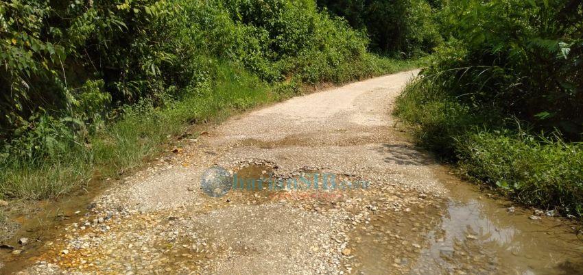 Dikeluhkan Warga, 10 Km Jalan Kabupaten Bunturaja-Soban Rusak