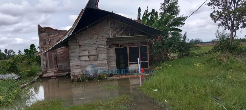 Hujan Disertai Angin di Batubara, Atap Rumah Warga Terbang