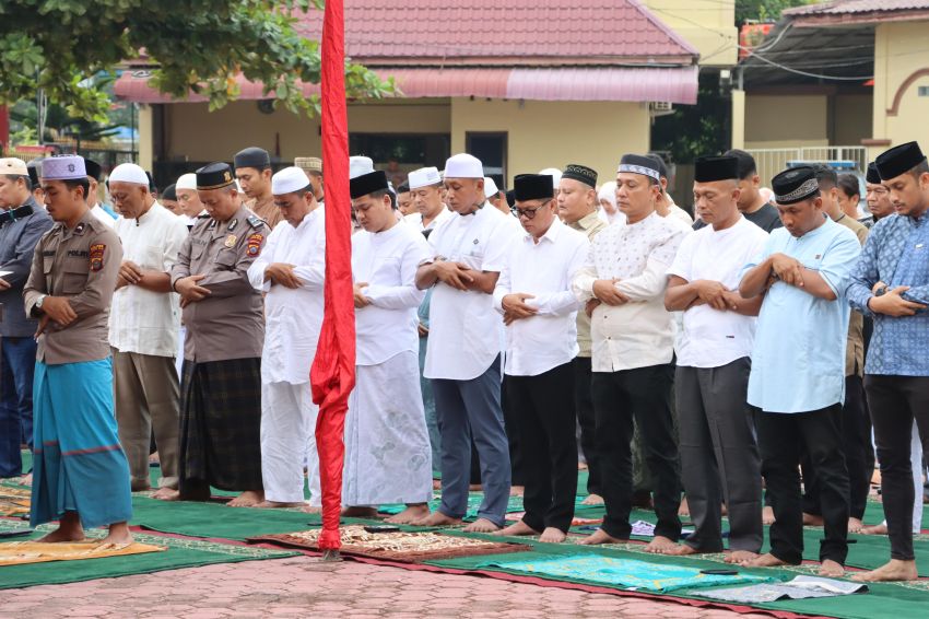 Kapolres Salat Idul Adha Bersama Personil di Lapangan Apel Mapolres Tanjungbalai