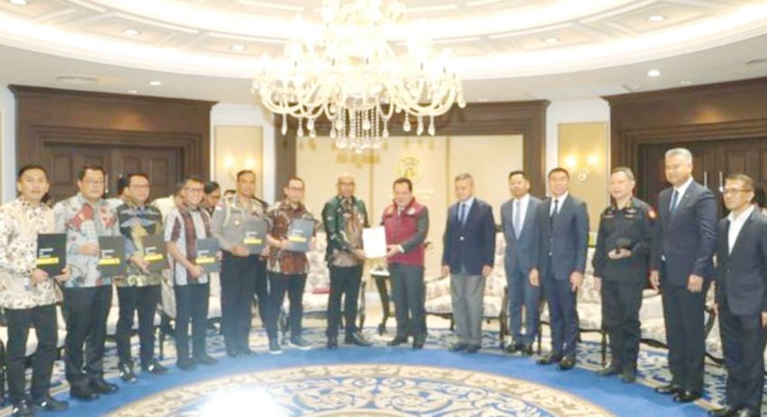 Polri Terima Penghargaan dari PM Thailand Tangkap Buronan Chaowalit