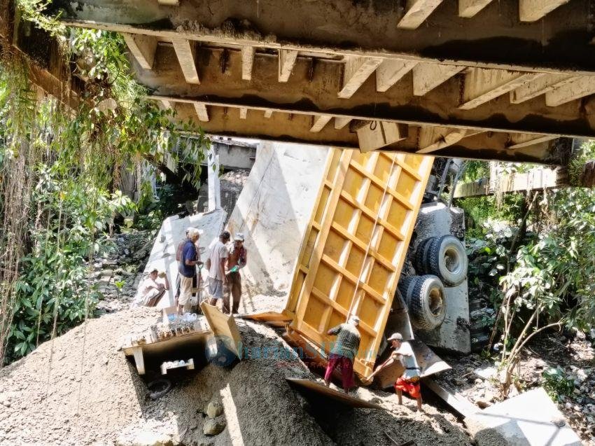 Jembatan Sei Air Tenang Amblas, Hasil Pertanian Masyarakat Batang Serangan Terancam Tak Bisa Keluar