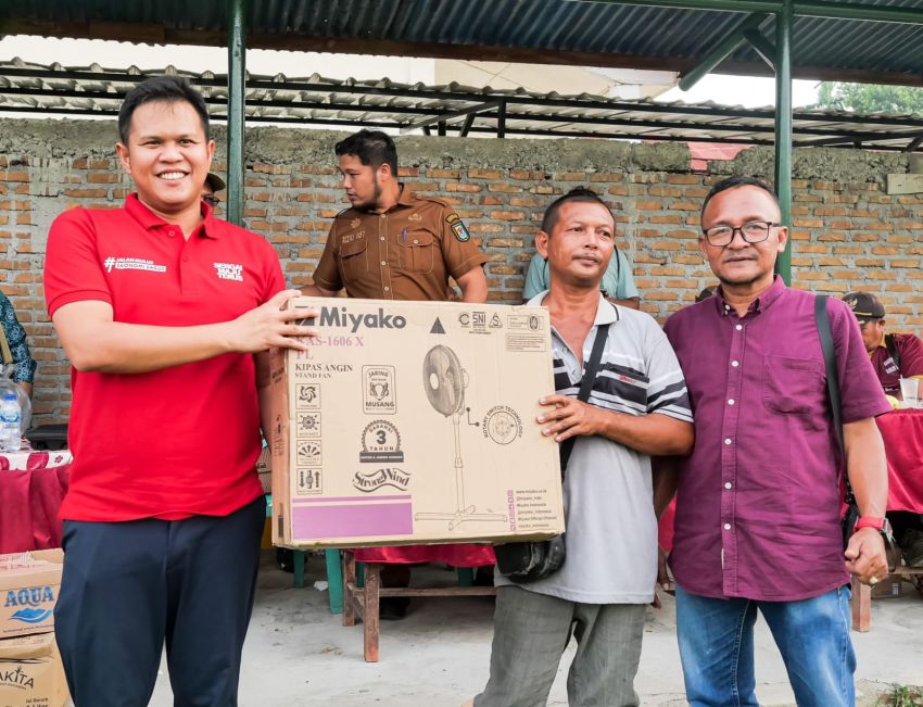 Dua Pedagang Kue Dapat Hadiah Kipas Angin dari Wakil Bupati Sergai