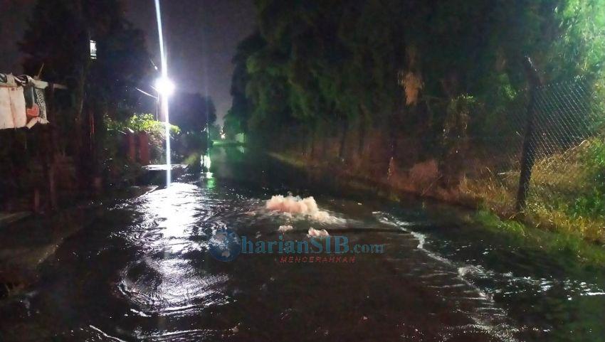 Saluran Air Limbah PDAM Tirtanadi Cemara Meluap Keluarkan Bau Busuk