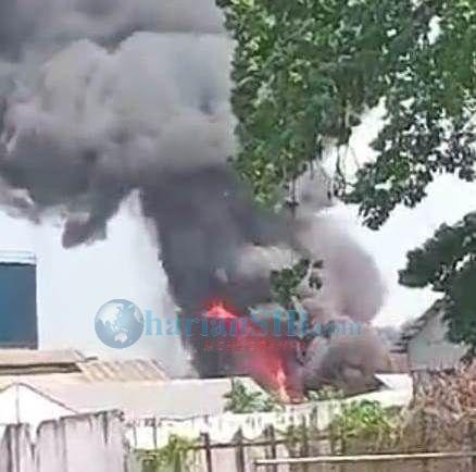 Gudang Pengemasan Minyak Goreng PT Musimas di Medan Deli Terbakar