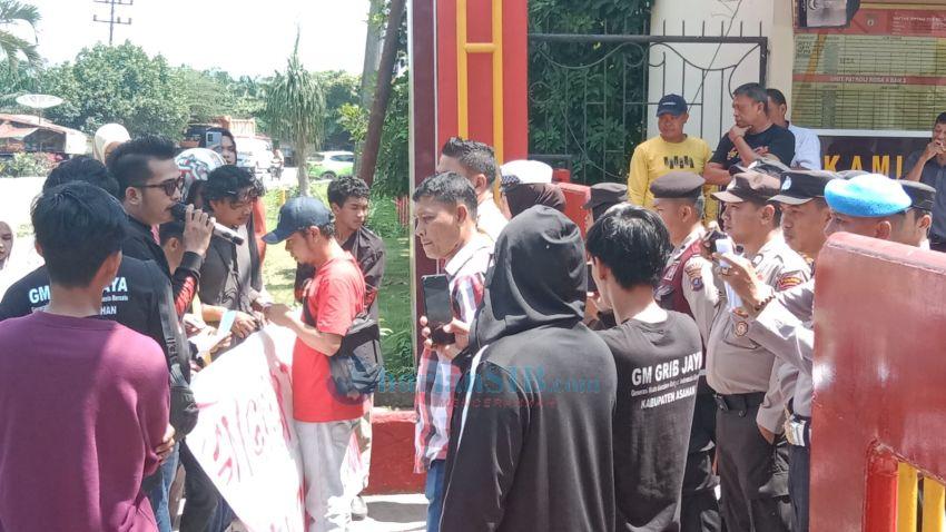 Demo ke Mapolres Asahan, GM GRIB Jaya Minta Polres Asahan Tangkap Kakek dan Paman Terduga Pelaku Cabul Anak 8 Tahun