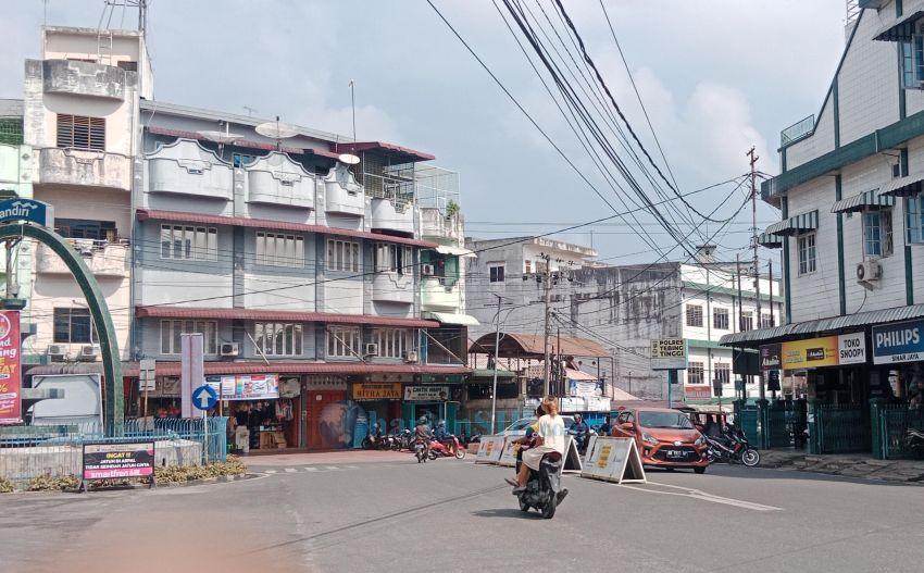 Kabel Semrawut di Jalan Sutomo Tebingtinggi Hampir Sentuh Badan Jalan