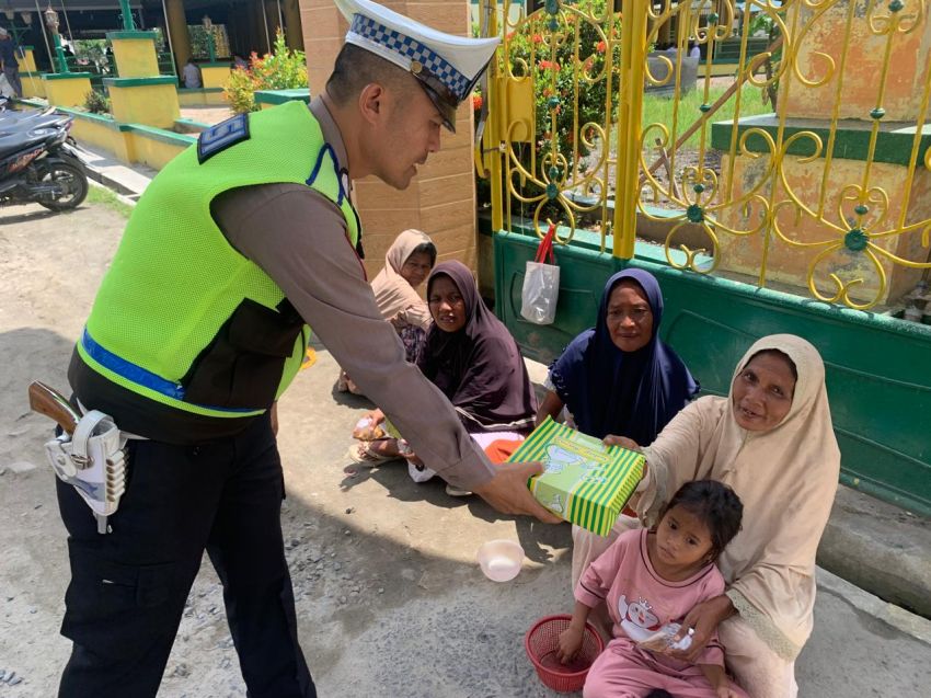 Jumat Berkah, Sat Lantas Polres Tanjungbalai Beri Bantuan Bagi kaum duafa