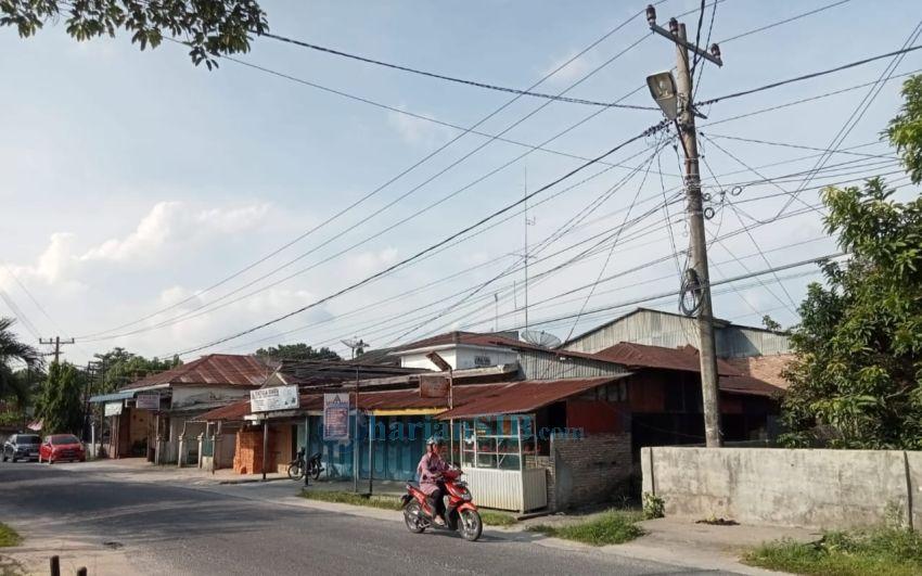 Kabel Berserabut Bergantungan di Tiang PLN, Warga Kisaran Kota Resah