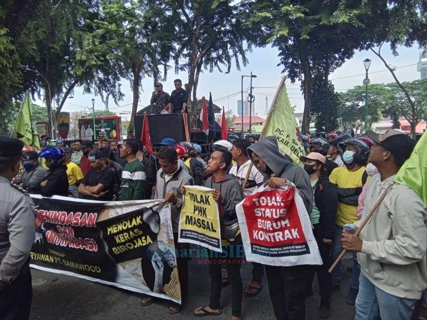 Buruh PT Sawawood Unjuk Rasa ke DPRD SU Tuntut Perusahaan Pekerjakan 500 Karyawan di PHK