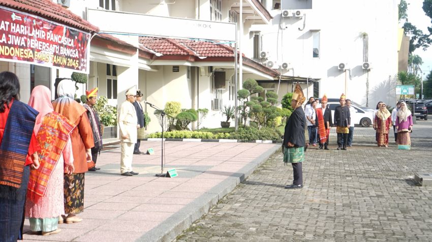 RS Adam Malik Peringati Hari Lahir Pancasila dengan Pakaian Adat Tradisional