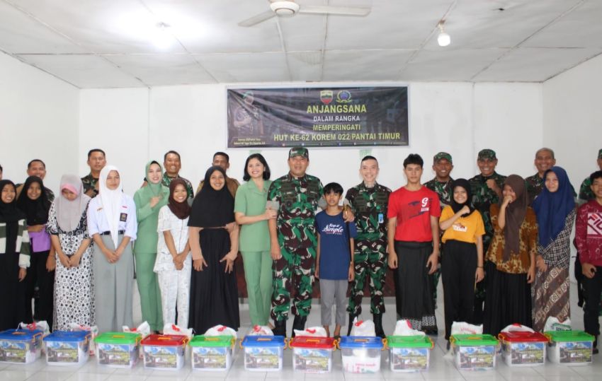 Danrem 022/PT dan Karumkit Tentara Baksos Pengobatan Gratis