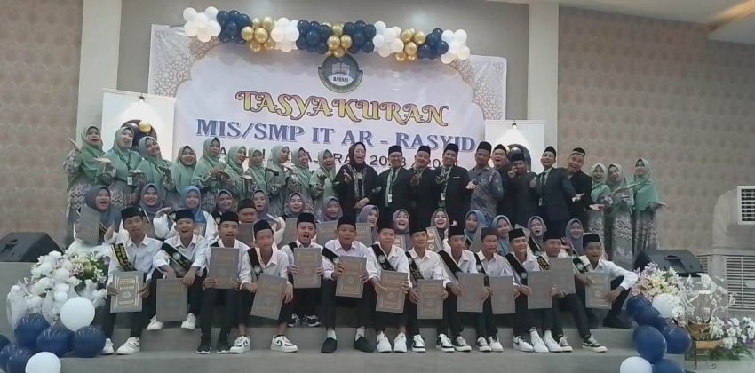YP Harnas II Gelar Wisuda MIS dan SMP IT Ar Rasyid, Tamatkan 133 Siswa