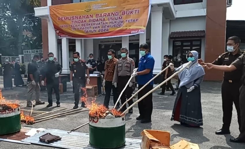 Kejari Padangsidimpuan Musnahkan Barang Bukti 25 Kg Ganja, 405 Gram Sabu dan Puluhan Ponsel