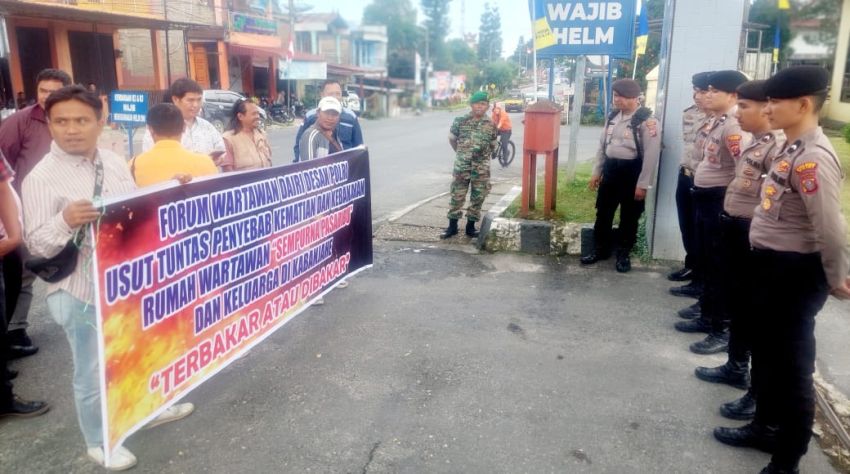 Wartawan di Dairi Aksi Solidaritas Minta Kepolisian Usut Tuntas Penyebab Rumah Wartawan di Karo Terbakar