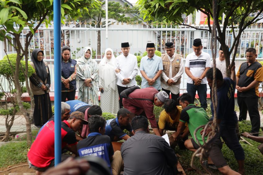 Lapas Kelas IIB Tebingtinggi Gelar Sholat Idul Adha 1445 H dan Potong 7 Hewan Kurban