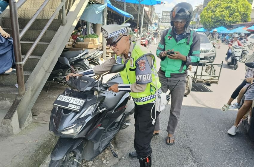 Sat Lantas Polres Pematangsiantar Tertibkan Parkir Sepeda Motor di Bahu Jalan Merdeka