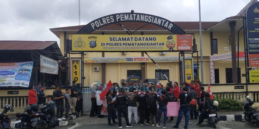 Puluhan Mahasiswa Unjuk Rasa di Depan Polres Pematangsiantar