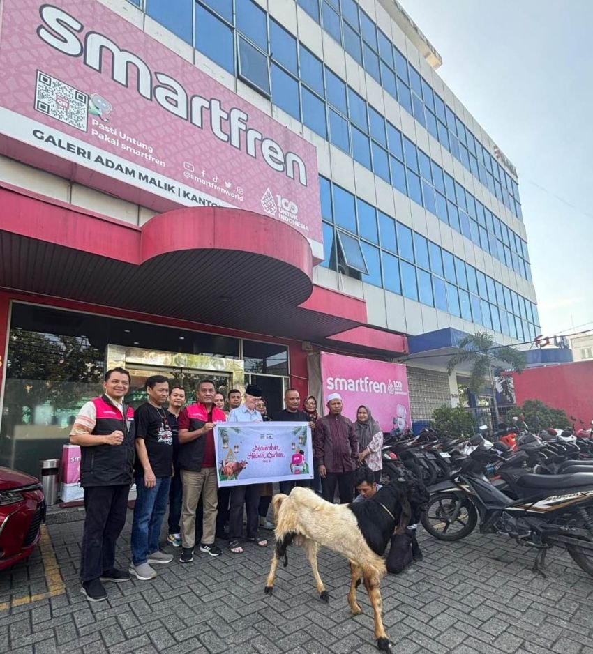 Idul Adha 1445 H, Smartfren Serahkan Hewan Kurban pada Warga di Sekitar Kantor