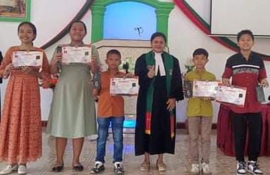 Ketua Klasis GBKP Pematangsiantar Serahkan Sertifikat KBA kepada 5 Anak KaKr Sei Segiling