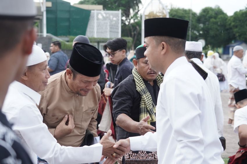 Sholat Id di Lapangan Merdeka, Pj Wali Kota Tebingtinggi Dengan Penuh Senyum Salami Warganya