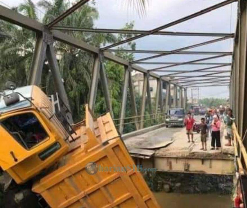 Truk Bermuatan Sertu Terperosok di Langkat