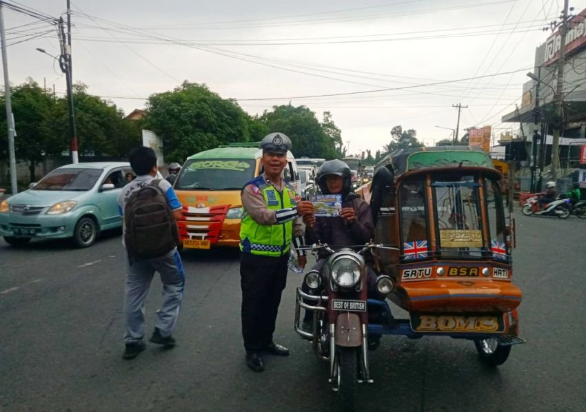 Sat Lantas Polres Pematangsiantar Bagikan Brosur ke Pengendara