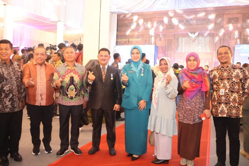 Bupati Tapsel dan Ketua TP PKK Raih Penghargaan Manggala Karya Kencana