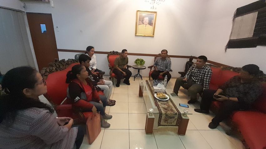 Ibunda Almarhum Michail Sitanggang Curhat ke Kantor Harian SIB