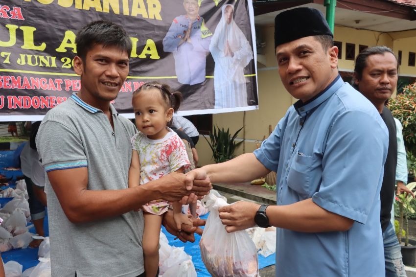 Peringati Idul Adha 1445 H, Polres Pematangsiantar Sembelih 5 Ekor Sapi