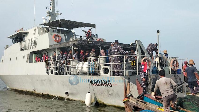 Lanal TBA Berbagi Sembako ke Nelayan di Perairan Bagan Asahan