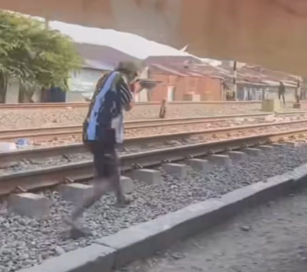 Tawuran di Atas Perlintasan Kereta Api Menggunakan Senapan Angin Viral di Medsos