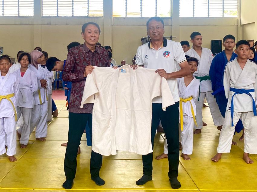 Konjen Jepang di Medan Serahkan Bantuan 33 Judogi ke PJSI Sumut