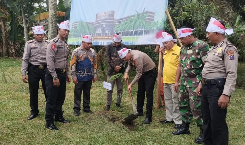 HUT ke-78 Bhayangkara, Polsek Kualuh Hulu Tanam 200 Pohon