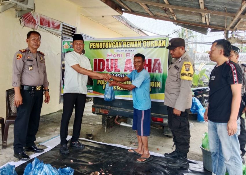 Polsek Tanjungberingin Sembelih 4 Hewan Kurban dan Dibagikan ke Masyarakat