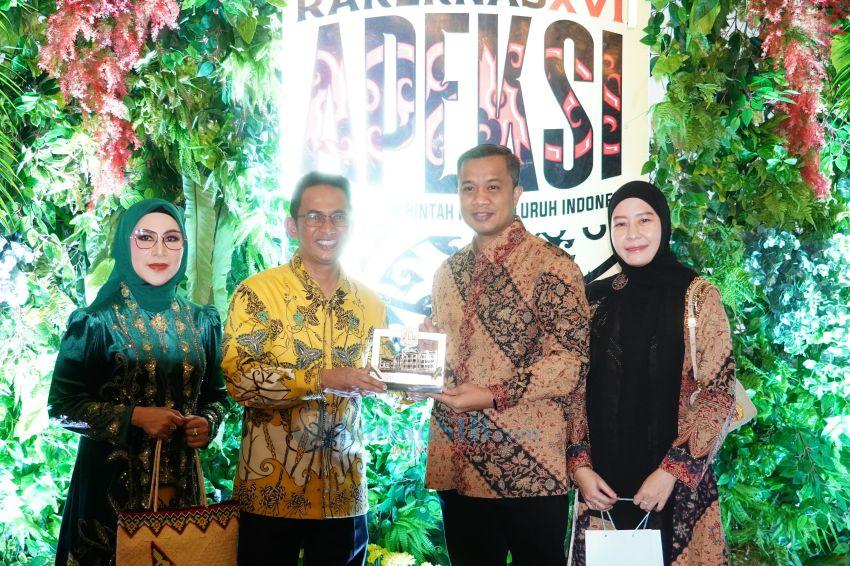 Hadiri Rakernas APEKSI XVII, Pj Wali Kota Tebingtinggi dan Wali Kota Balikpapan Tukar Cenderamata
