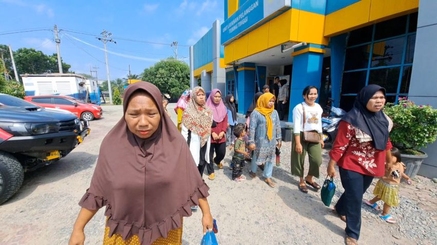 Puluhan Warga Serdangbedagai Datangi Kantor PLN Tebing Tinggi