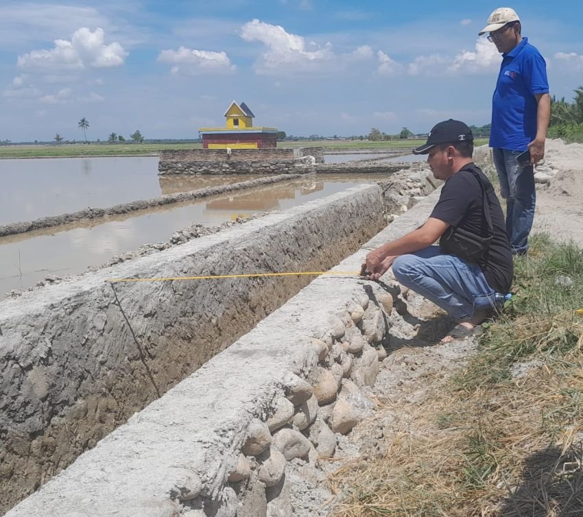 Kabid SDA PUTR Pemkab Sergai Tinjau Proyek Pembangunan Irigasi di Desa Kayubesar