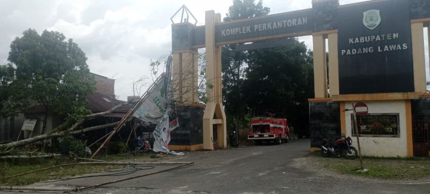 Pohon Tumbang Rubuhkan Spanduk di Gapura dan Ganggu Wifi Kantor Bupati Palas
