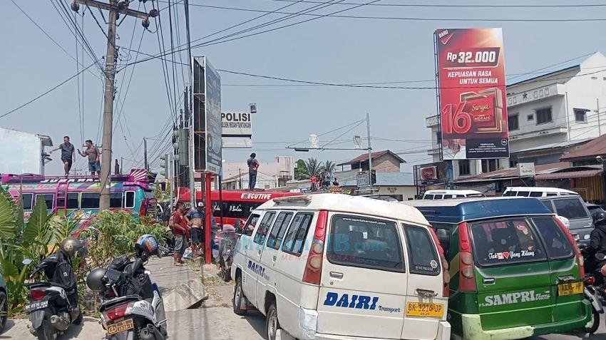 Bus AKAP dan AKDP Menumpuk di Simpang Selayang Imbas Larangan Pool bus dan Perubahan Rute