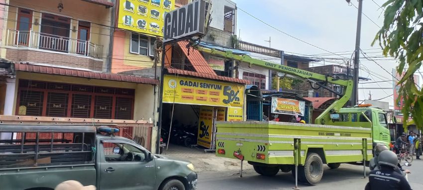 Tim Pemko Medan Terus Tertibkan Papan Reklame Menyalah di Jalan Jamin Ginting