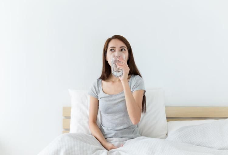 Terungkap ! Manfaat Ajaib Minum Air Hangat Sebelum Tidur