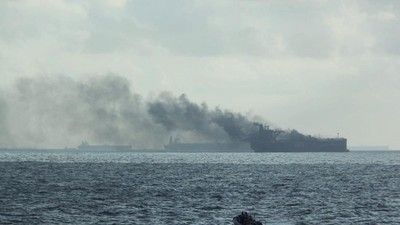 Kapal Supertanker Pengangkut Minyak Tabrakan di Laut Singapura
