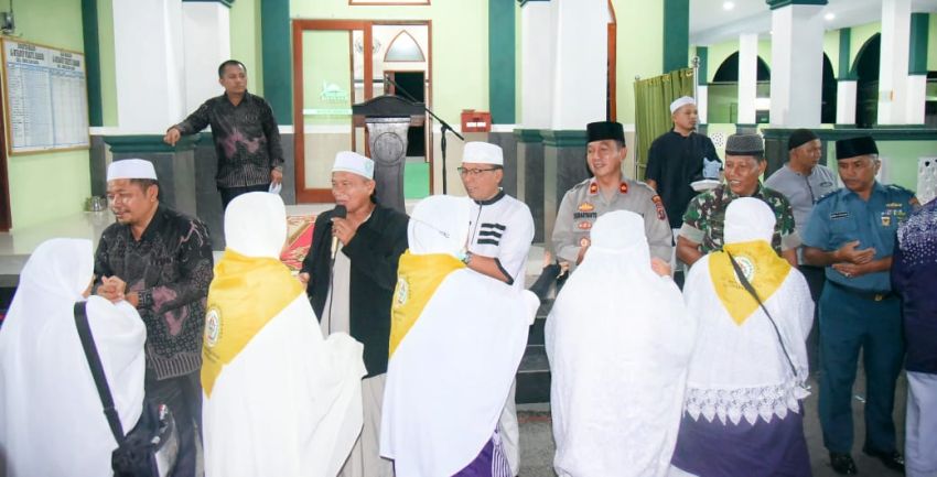 Pj. Bupati Tapteng Sambut Kepulangan Jemaah Haji Tapteng dari Tanah Suci