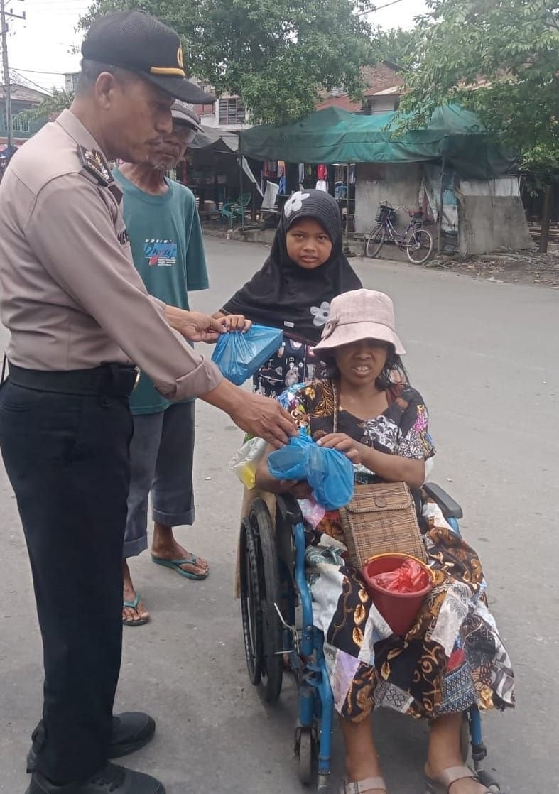 Jumat Berbagi, Polsek Belawan Berikan Makanan kepada Warga Kurang Mampu