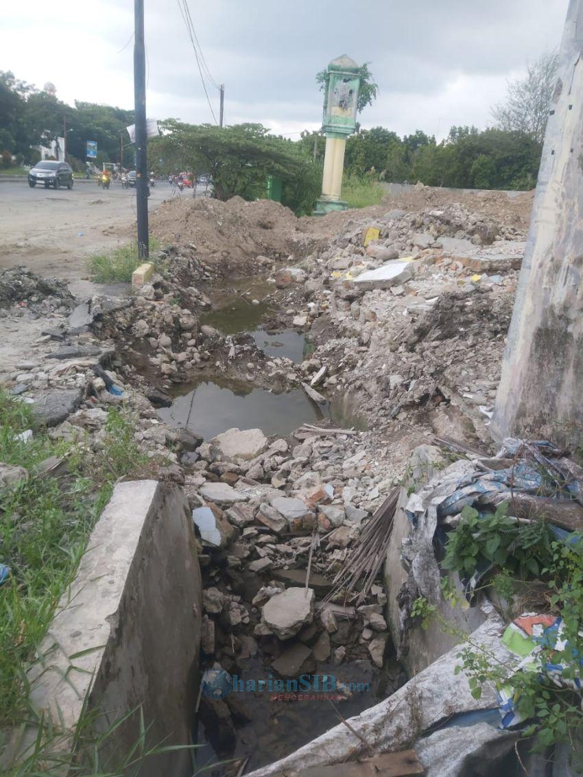 Drainase Jalan Pasar V Samping Unimed Tertimbun, Diduga Penyebab Banjir