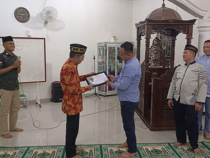 Tingkatkan Kehadiran Warga Binaan Mengaji, Kalapas TBA Beri Penghargaan kepada Ustadz M Taslim