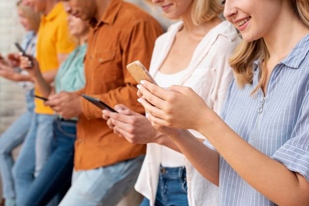 Yuk, Intip Kepribadianmu dari Cara Memegang HP !