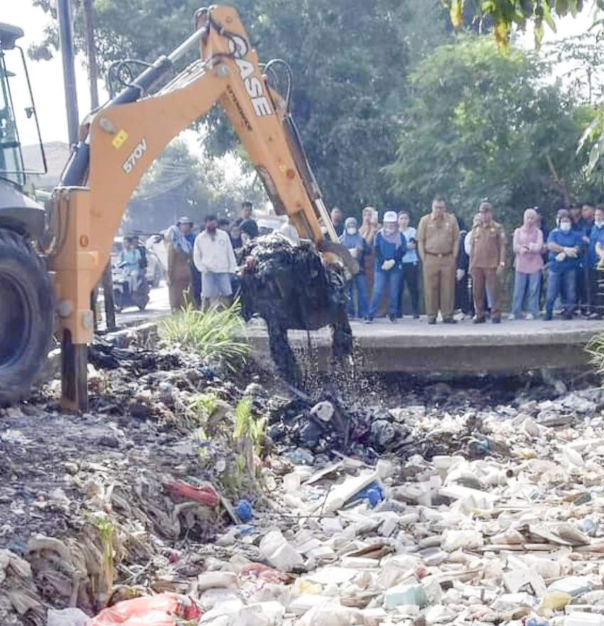 Kadis Kesehatan Deliserdang Berpatisipasi Bersihkan Sampah di Sungai Pasar 3 Tembung